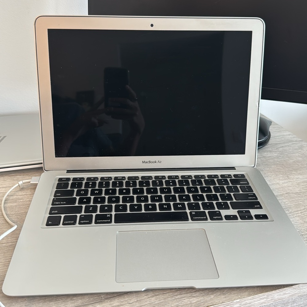 Apple MacBook in Sleek Silver Finish 13 inch - Picture 2 of 8